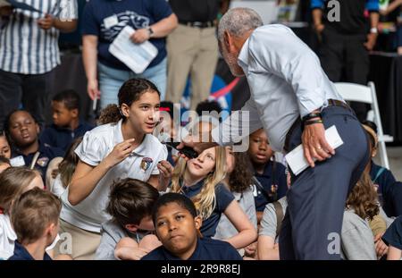 Der ehemalige NASA-Administrator Charlie Bolden sprach am 20. April 2023 auf der Union Station in Washington mit lokalen Studenten und hob die Aktivitäten der NASA hervor. Stockfoto