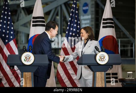 Vizepräsident Harris und Präsident Yoon bei der GSFC. Präsident Yoon Suk Yeol von der Republik Korea schüttelt sich mit Vizepräsident Kamala Harris die Hand, nachdem er während einer Tour durch das Goddard Space Flight Center der NASA am Dienstag, den 25. April 2023 in Greenbelt eine Rede gehalten hat. Md Stockfoto