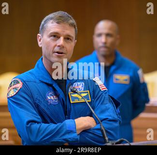 Artemis II. Crew Senat Meet and Greet. Der NASA-Astronaut Reid Wiseman spricht, während der NASA-Astronaut Victor Glover am Mittwoch, den 17. Mai 2023, im Dirksen Senate Office Building in Washington bei einem Treffen zusieht. Wiseman, Glover und die NASA-Astronautin Christina Hammock Koch und der CSA-Astronaut Jeremy Hansen, der mit dem NASA-Flugtest Artemis II um den Mond fliegen wird, besuchten Washington, um ihre bevorstehende Mission mit Kongressmitgliedern und anderen zu besprechen. Stockfoto