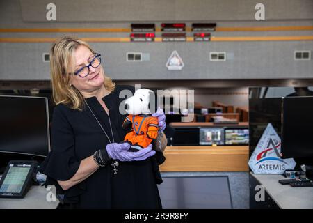 Snoopy-Übergabe vom Artemis-Team an die Peanuts-Crew. Melissa Menta, Senior Vice President bei Peanuts Worldwide LLC, nimmt Snoopy bei einer offiziellen Übergabe von Charlie Blackwell-Thompson, Launch Control Center Firing Room 1 im Kennedy Space Center der NASA in Florida am 18. Januar 2023 auf. Snoopy diente während der Artemis-I-Mission als Gravitationsindikator. Snoopy wurde während der Mission im Orion gesichert, eine Reise über den Mond hinaus und zurück, um sich auf die Missionen der Besatzung zum Mond vorzubereiten. Artemis I startete am 16. November 2022 über der Raumstartrakete Stockfoto