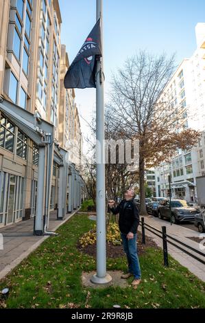 Artemis-Flagge im NASA-Hauptquartier. Artemis Mission Development Manager Mike Sarafin, Artemis Mission Integration Manager Sheela Logan und Assistant Deputy Associate Administrator for Exploration Systems Development Tom Whitmeyer heben am Mittwoch, den 23. November 2022, die Artemis-Flaggen im Hauptquartier der Mary W. Jackson NASA in Washington auf. Stockfoto