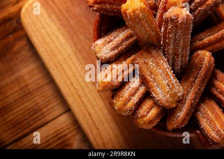 Churros. Gebratener Weizenteig, ein sehr beliebter süßer Imbiss in Spanien, Mexiko und anderen Ländern, wo man ihn üblicherweise zum Frühstück oder zum Frühstück isst Stockfoto