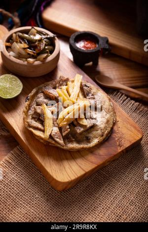 Steak-Taco mit pommes frites. Sehr beliebter Taco de Bistec oder Carne Asada in Mexiko, hausgemachtes Roastbeef auf einer Maistortilla. Ich Stockfoto