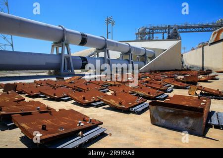 Pad 39B und ML-1. Teams mit Exploration Ground Systems im Kennedy Space Center der NASA in Florida arbeiten am 13. Juni 2023 vor den ersten kritischen Bodentests für Artemis II weiter an den Upgrades und Reparaturen des mobilen Trägersystems 1 und des Launch Pad 39B Die Teams entwerfen die Platten des Flammenabweisers im Flammengraben, der den Schäden widerstanden hat, die nach dem Start von Artemis I beobachtet wurden Artemis II wird die erste Artemis-Mission an Bord des Orion sein. Stockfoto