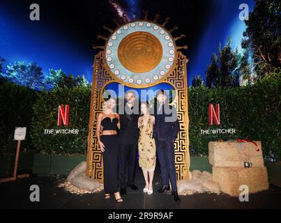 Anya Chalotra, Henry Cavill, Freya Allan und Joey Batey nehmen an der britischen Premiere der Witcher-Saison 3 im Now Building in London Teil. Bilddatum: Mittwoch, 28. Juni 2023. Stockfoto