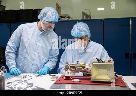 VIPER MSolo Vorbereitung für die Verpackung. Die Techniker bereiten das Massenspektrometer vor, das Lunar Operations (MSolo) für die volatile Untersuchung des Polar Exploration Rover (VIPER) der NASA zur Verpackung in einem Labor in der Verarbeitungsanlage der Raumstation im Kennedy Space Center der NASA in Florida am 21. Februar 2023 beobachtet. MSolo wird zur Integration in VIPER an das Johnson Space Center in Houston geliefert. MSolo ist ein handelsübliches Massenspektrometer, das für den Einsatz im Weltraum modifiziert wurde und bei der Analyse der chemischen Zusammensetzung von Landeplätzen auf dem Mond sowie bei der Untersuchung von Wasser auf dem Mond sur helfen wird Stockfoto