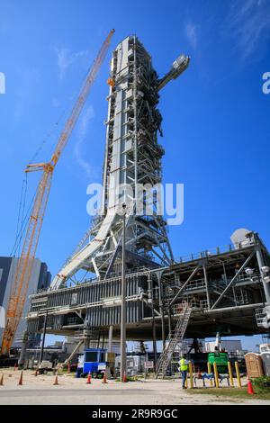 Pad 39B und ML-1. Teams mit Exploration Ground Systems im Kennedy Space Center der NASA in Florida arbeiten am 13. Juni 2023 vor den ersten kritischen Bodentests für Artemis II weiter an den Upgrades und Reparaturen des mobilen Trägersystems 1 und des Launch Pad 39B Der Crew Access Arm (CAA) wurde in diese Ansicht des mobilen Starter erweitert. Die CAA ist der ein- und Ausstiegspunkt, den Astronauten für den Zugang zum Orion-Raumschiff benutzen werden. Es werden Tests durchgeführt, um sicherzustellen, dass der Arm und die unterstützenden mobilen Trägersysteme zertifiziert sind, um die Missionen der Besatzung zu unterstützen. Artemis II wird die erste Artemis-Mission fl Stockfoto