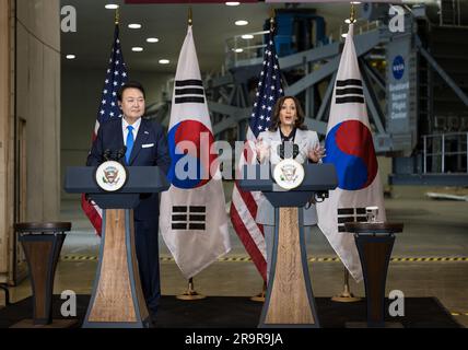 Vizepräsident Harris und Präsident Yoon bei der GSFC. Vizepräsidentin Kamala Harris hält am Dienstag, den 25. April 2023, in Greenbelt eine Rede auf einer Rundreise durch das Goddard Space Flight Center der NASA mit Präsident Yoon Suk Yeol der Republik Korea. Md Stockfoto