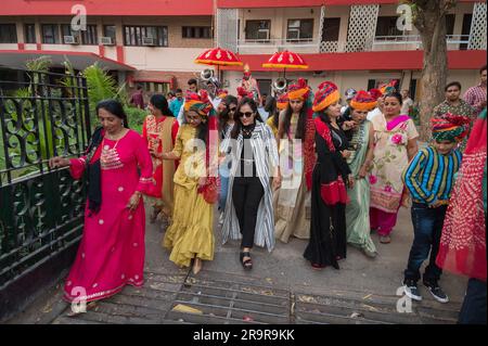 Jodhpur,Rajasthan, Indien - 19.10.2019 : Baraat. Damen mit Hochzeitsturbans, die gerne zur Feier der Sindhi-Hochzeit spazieren gehen und den Bräutigam mitnehmen Stockfoto