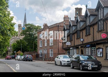 Blick auf das Dorf Ivinghoe, Buckinghamshire, England, Großbritannien, mit der Kirche, Das alte Meachers Brewery House und das Rathaus Stockfoto