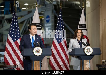 Vizepräsident Harris und Präsident Yoon bei der GSFC. Vizepräsidentin Kamala Harris hält am Dienstag, den 25. April 2023, in Greenbelt eine Rede auf einer Rundreise durch das Goddard Space Flight Center der NASA mit Präsident Yoon Suk Yeol der Republik Korea. Md Stockfoto