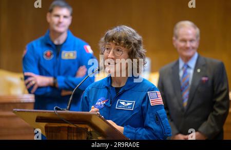 Artemis II. Crew Senat Meet and Greet. NASA Astronaut Christina Hammock Koch spricht als CSA-Astronaut Jeremy Hansen, Left, und NASA-Administrator Bill Nelson, Right, Look on während eines Meet and Greet, Mittwoch, den 17. Mai 2023, im Dirksen Senate Office Building in Washington. Hammock Koch, Hansen, besuchte zusammen mit den NASA-Astronauten Reid Wiseman und Victor Glover, die auf dem NASA-Flugtest Artemis II um den Mond fliegen werden, Washington, um ihre bevorstehende Mission mit Kongressmitgliedern und anderen zu besprechen. Stockfoto