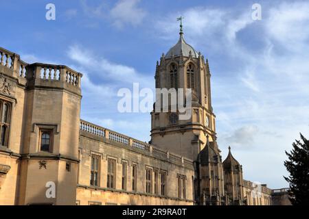 Tom Tower, ein Glockenturm über Tom Gate in Oxford, England. Nach seiner Glocke benannt, großer Tom. Der Haupteingang der Christ Church. Stockfoto
