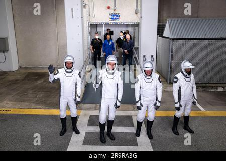 Am 23. Februar 2023 posierten die SpaceX Crew-6-Astronauten, nachdem sie das Neil Armstrong Operations and Checkout Building im Kennedy Space Center, Florida, verlassen hatten. Von links: Andrei Fedyaev, Missionsspezialist Roscosmos; Warren Hoburg, NASA-Pilot; Stephen Bowen, NASA-Kommandeur und Sultan Alneyadi, Missionsspezialist der VAE. Die Crew startet am 27. Februar mit der Crew Dragon Endeavour auf Falcon 9 zur ISS, der sechsten Crew-Rotationsmission und dem siebten Dragon-Flug mit der Crew. Stockfoto
