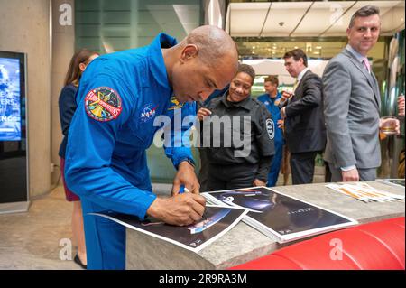 Empfang der kanadischen Botschaft der Artemis II Crew. Der NASA-Astronaut Victor Glover nimmt am Mittwoch, den 17. Mai 2023, an einem Treffen in der kanadischen Botschaft in Washington Teil. Wiseman, Glover, Koch und Hansen, die im Rahmen des NASA-Flugtests Artemis II um den Mond fliegen werden, besuchten Washington, um ihre bevorstehende Mission mit Kongressmitgliedern und anderen zu besprechen. Stockfoto