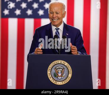 Chicago, Usa. 28. Juni 2023. US-Präsident Joe Biden spricht am Mittwoch, den 28. Juni 2023 vor Anhängern der Old Post Office in Chicago, Illinois. Biden sprach über seinen Wirtschaftsplan, der als "Bidenomics" bezeichnet wird, um die US-Wirtschaft zu wachsen und zu stärken. Foto: Tannen Maury/UPI Credit: UPI/Alamy Live News Stockfoto