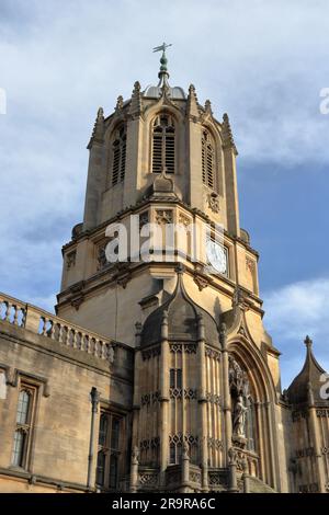 Tom Tower, ein Glockenturm über Tom Gate in Oxford, England. Nach seiner Glocke benannt, großer Tom. Der Haupteingang der Christ Church. Stockfoto
