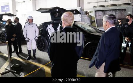 NASA's SpaceX Crew-6 Crew Walkout. NASA-Astronaut Stephen Bowen, Left, spricht mit NASA-Administrator Bill Nelson und Bob Cabana, NASA-assoziierter Administrator, während er und seine Kollegen NASA-Astronaut Woody Hoburg, Roscosmos-Kosmonaut Andrej Fedyaev, Und dem Astronauten Sultan Alneyadi aus den Vereinigten Arabischen Emiraten, während sie sich auf die Abfahrt vom Neil A. Armstrong Operations and Checkout Building für den Startkomplex 39A vorbereiten, um an Bord des Raumschiffs SpaceX Dragon für den Start der Crew-6-Mission am Mittwoch, den 1. März 2023, im Kennedy Space Center der NASA in Florida zu gehen. Die Mission der NASA SpaceX Crew-6 ist die sechste Besatzungsfäule Stockfoto