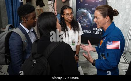 NASA's Science Day auf Capitol Hill. Der NASA-Astronaut Nicole Mann von der NASA, SpaceX Crew-5, spricht vor den Teilnehmern des Science Day on the Hill der NASA am Mittwoch, den 7. Juni 2023, im Rayburn House Office Building in Washington. Mann und seine Kollegen Josh Cassada von der NASA und Koichi Wakata von der Japan Aerospace Exploration Agency (JAXA) verbrachten im Rahmen der Expedition 68 157 Tage im Weltraum an Bord der Internationalen Raumstation. Stockfoto