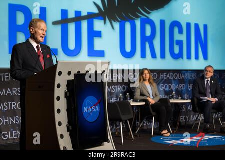 Artemis Menschliche Landung System Ankündigung. NASA-Administrator Bill Nelson kündigt Blue Origin als das Unternehmen an, das für die Entwicklung eines nachhaltigen menschlichen Landesystems für die Artemis V Moon Mission am Freitag, den 19. Mai 2023, im Hauptquartier der Mary W. Jackson NASA in Washington ausgewählt wurde. Das menschliche Landesystem wird Astronauten zum und vom Gateway in der Mondumlaufbahn zur Oberfläche und zurück zur Mondstation bringen, als Teil der Rückkehr der NASA zum Mond für Wissenschaft, Erforschung und Inspiration. Stockfoto