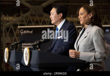 Vizepräsident Harris und Präsident Yoon bei der GSFC. Präsident Yoon Suk Yeol von der Republik Korea, Left, hält gemeinsam mit Vizepräsident Kamala Harris auf einer Tour durch das Goddard Space Flight Center der NASA am Dienstag, den 25. April 2023, in Greenbelt, Md Stockfoto