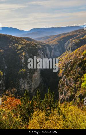 Blick auf die Schlucht von Vikos vom Tymfi-Berg in der Nähe von Tsepelovo in Zagori Epirus, Griechenland im Herbst Stockfoto