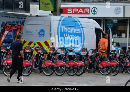 London, Großbritannien. 28. Juni 2023. Ein Thames Water Van mit einem großen Seitenlogo in einem Bethnal Green. Die Regierung und die Wasserregulierungsbehörde Ofwat führen Gespräche über Großbritanniens größtes Wasserunternehmen, mit der Möglichkeit, dass es in eine Sonderverwaltung gestürzt wird, nachdem es in Schulden von 14bn Millionen Pfund gestürzt ist und zusammenbricht. Thames Waters Chefmanagerin Sarah Bentley trat gestern nach nur zwei Jahren in dieser Rolle zurück. Kredit: Elfte Stunde Fotografie/Alamy Live News Stockfoto