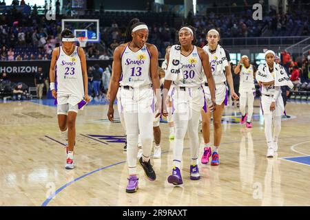 Chicago, USA. 28. Juni 2023. Chicago, USA, 28. Juni 2023: Die Spieler der Los Angeles Sparks verlassen das Spielfeld nach dem Spiel zwischen Chicago Sky und Los Angeles Sparks am Mittwoch, 28. Juni 2023 in der Wintrust Arena, Chicago, USA. (KEINE KOMMERZIELLE NUTZUNG) (Shaina Benhiyoun/SPP) Guthaben: SPP Sport Press Photo. Alamy Live News Stockfoto