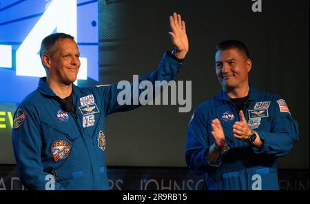 Veranstaltung zur emotionalen Mitarbeiterbindung der NASA für SpaceX Crew-4. Die NASA-Astronauten Robert Hines, Left und Kjell Lindgren werden am Dienstag, den 28. März 2023, auf einer Veranstaltung zur emotionalen Mitarbeiterbindung im Hauptquartier der NASA in Mary W. Jackson in Washington gesehen. Lindgren, Hines und die NASA-Astronautin Jessica Watkins verbrachten im Rahmen der Expeditionen 67 und 68 170 Tage im Weltraum an Bord der Internationalen Raumstation. Stockfoto