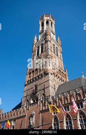 Belfort Civic Tower (83 m) in Grote Markt (Marktplatz), Brügge, Flandern, Belgien Stockfoto