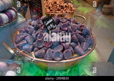 Konische Fruchtgelees (Cuberdons) zum Verkauf in Brügge, Flandern, Belgien Stockfoto