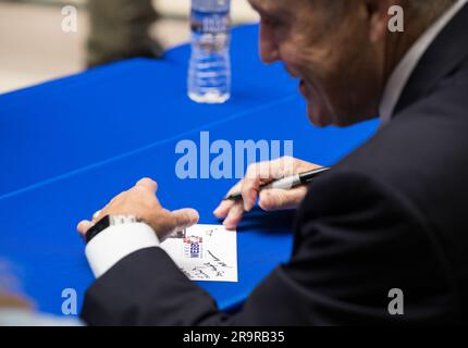 JWST-Stempelzeremonie. NASA Associate Administrator und ehemaliger Astronaut Bob Cabana signiert ein Poststück mit dem neuen Stempel des United States Postal Service, der das James Webb Space Telescope (JWST) der NASA auf der ersten Veranstaltung am 8. September 2022 im Smithsonian's National Postmuseum in Washington feiert. Der Stempel, der eine Illustration des Observatoriums zeigt, ehrt Webbs Mission, das Unbekannte in unserem Universum zu erkunden – Rätsel in unserem Sonnensystem zu lösen, über ferne Welten um andere Sterne hinauszublicken und die Strukturen und den Ursprung zu untersuchen Stockfoto