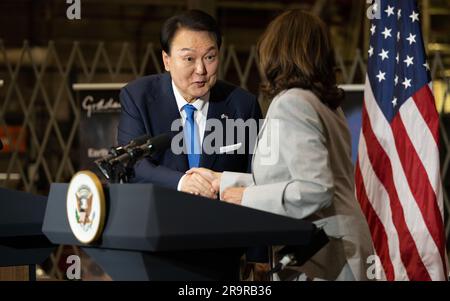 Vizepräsident Harris und Präsident Yoon bei der GSFC. Vizepräsident Kamala Harris schüttelt sich mit dem Präsidenten Yoon Suk Yeol der Republik Korea die Hand, nachdem er während einer Tour durch das Goddard Space Flight Center der NASA am Dienstag, den 25. April 2023 in Greenbelt, Md Stockfoto