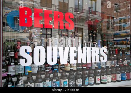 Souvenirladen für Biere in Brügge, Flandern, Belgien Stockfoto