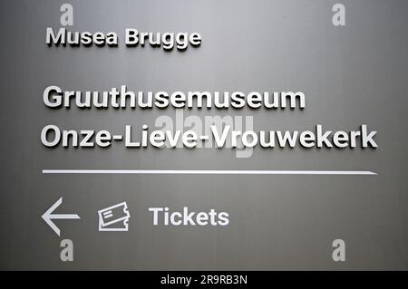 Hinweisschild zum Gruuthuse Museum und Onze-Lieve-Vrouwekerk (Unsere-Frau-Kirche) in Brügge, Flandern, Belgien Stockfoto