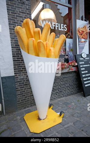 Große Pommes frites (Pommes frites) für Werbung vor einem Restaurant, Brügge, Flandern, Belgien Stockfoto