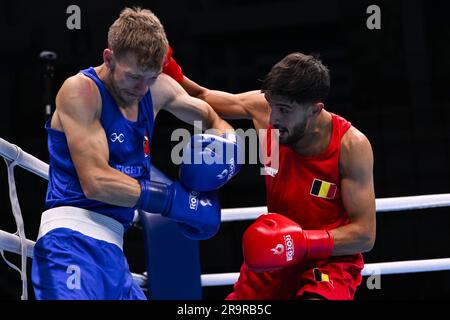 Der belgische Boxer Vasile Usturoi (in Rot) und der dänische Boxer Frederik Lundga Jensen (in Blau) kämpfen am Mittwoch, den 28. Juni 2023, während des Viertelfinals im Boxwettbewerb der Herren -57kg bei den Europaspielen in Krakau, Polen. Usturoi geht ins Halbfinale und qualifiziert sich für die Olympischen Spiele 2024 in Paris. Die Europaspiele 3., informell bekannt als Krakau-Malopolska 2023, sind eine geplante internationale Sportveranstaltung, die vom 21. Juni bis 02. Juli 2023 in Krakau und Malopolska, Polen, stattfindet. BELGA FOTO LAURIE DIEFFEMBACQ Stockfoto