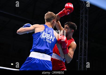 Der belgische Boxer Vasile Usturoi (in Rot) und der dänische Boxer Frederik Lundga Jensen (in Blau) kämpfen am Mittwoch, den 28. Juni 2023, während des Viertelfinals im Boxwettbewerb der Herren -57kg bei den Europaspielen in Krakau, Polen. Usturoi geht ins Halbfinale und qualifiziert sich für die Olympischen Spiele 2024 in Paris. Die Europaspiele 3., informell bekannt als Krakau-Malopolska 2023, sind eine geplante internationale Sportveranstaltung, die vom 21. Juni bis 02. Juli 2023 in Krakau und Malopolska, Polen, stattfindet. BELGA FOTO LAURIE DIEFFEMBACQ Stockfoto