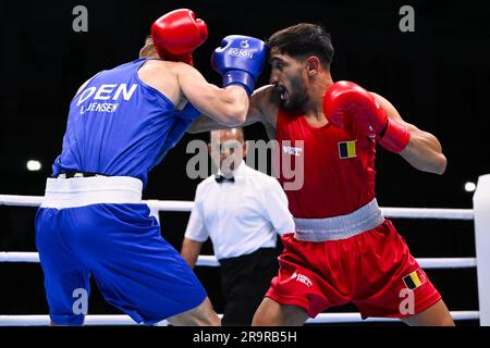 Der belgische Boxer Vasile Usturoi (in Rot) und der dänische Boxer Frederik Lundga Jensen (in Blau) kämpfen am Mittwoch, den 28. Juni 2023, während des Viertelfinals im Boxwettbewerb der Herren -57kg bei den Europaspielen in Krakau, Polen. Usturoi geht ins Halbfinale und qualifiziert sich für die Olympischen Spiele 2024 in Paris. Die Europaspiele 3., informell bekannt als Krakau-Malopolska 2023, sind eine geplante internationale Sportveranstaltung, die vom 21. Juni bis 02. Juli 2023 in Krakau und Malopolska, Polen, stattfindet. BELGA FOTO LAURIE DIEFFEMBACQ Stockfoto