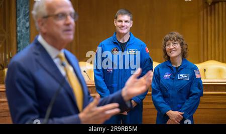 Artemis II. Crew Senat Meet and Greet. Sen. Jerry Moran, R-KS., spricht als CSA (Canadian Space Agency) Astronaut Jeremy Hansen, Left, und Christina Hammock Koch während eines Meetings und einer Begrüßung am Mittwoch, den 17. Mai 2023, im Dirksen Senate Office Building in Washington. Hammock Koch, Hansen, besuchte zusammen mit den NASA-Astronauten Reid Wiseman und Victor Glover, die beim NASA-Test Artemis II um den Mond fliegen werden, Washington, um ihre bevorstehende Mission mit Kongressmitgliedern und anderen zu besprechen. Stockfoto