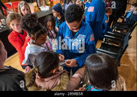 NASA-Crew-4-Fragen und Antworten mit Schülern in der Martin Luther King Jr Memorial Library. Die NASA-Astronautin Jessica Watkins gibt Autogramme für lokale Studenten nach einer Veranstaltung in der Martin Luther King Jr Memorial Library, Donnerstag, den 30. März 2023, in Washington. Lindgren, Hines und Watkins verbrachten 170 Tage im Weltraum im Rahmen der Expeditionen 67 und 68 an Bord der Internationalen Raumstation. Stockfoto