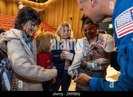 NASA-Crew-4-Fragen und Antworten mit Schülern in der Martin Luther King Jr Memorial Library. Der NASA-Astronaut Robert Hines gibt nach einem Event in der Martin Luther King Jr Memorial Library am Donnerstag, den 30. März 2023, in Washington Autogramme für Studenten aus der Region. Lindgren, Hines und Watkins verbrachten 170 Tage im Weltraum im Rahmen der Expeditionen 67 und 68 an Bord der Internationalen Raumstation. Stockfoto