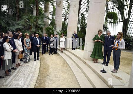 Brüssel, Belgien. 28. Juni 2023. König Philippe - Filip von Belgien, Königin Mathilde von Belgien und Vorsitzende des Europäischen Parlaments, Roberta Metsola, auf einem königlichen Empfang einer Delegation des Europäischen Parlaments im Schloss Laeken/Laken in Brüssel am Mittwoch, den 28. Juni 2023. Das Treffen findet anlässlich des 70. Jahrestags des Europäischen Parlaments und im Vorfeld des belgischen Ratsvorsitzes der Europäischen Union im ersten Halbjahr 2024 statt. BELGA FOTO ERIC LALMAND Kredit: Belga News Agency/Alamy Live News Stockfoto