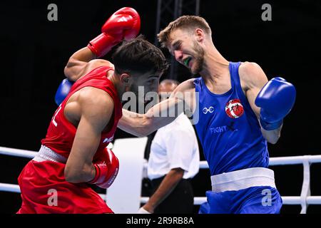 Der belgische Boxer Vasile Usturoi (in Rot) und der dänische Boxer Frederik Lundga Jensen (in Blau) kämpfen am Mittwoch, den 28. Juni 2023, während des Viertelfinals im Boxwettbewerb der Herren -57kg bei den Europaspielen in Krakau, Polen. Usturoi geht ins Halbfinale und qualifiziert sich für die Olympischen Spiele 2024 in Paris. Die Europaspiele 3., informell bekannt als Krakau-Malopolska 2023, sind eine geplante internationale Sportveranstaltung, die vom 21. Juni bis 02. Juli 2023 in Krakau und Malopolska, Polen, stattfindet. BELGA FOTO LAURIE DIEFFEMBACQ Stockfoto