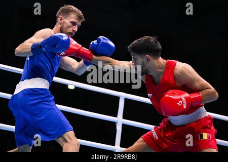 Der belgische Boxer Vasile Usturoi (in Rot) und der dänische Boxer Frederik Lundga Jensen (in Blau) kämpfen am Mittwoch, den 28. Juni 2023, während des Viertelfinals im Boxwettbewerb der Herren -57kg bei den Europaspielen in Krakau, Polen. Usturoi geht ins Halbfinale und qualifiziert sich für die Olympischen Spiele 2024 in Paris. Die Europaspiele 3., informell bekannt als Krakau-Malopolska 2023, sind eine geplante internationale Sportveranstaltung, die vom 21. Juni bis 02. Juli 2023 in Krakau und Malopolska, Polen, stattfindet. BELGA FOTO LAURIE DIEFFEMBACQ Stockfoto