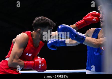 Der belgische Boxer Vasile Usturoi (in Rot) und der dänische Boxer Frederik Lundga Jensen (in Blau) kämpfen am Mittwoch, den 28. Juni 2023, während des Viertelfinals im Boxwettbewerb der Herren -57kg bei den Europaspielen in Krakau, Polen. Usturoi geht ins Halbfinale und qualifiziert sich für die Olympischen Spiele 2024 in Paris. Die Europaspiele 3., informell bekannt als Krakau-Malopolska 2023, sind eine geplante internationale Sportveranstaltung, die vom 21. Juni bis 02. Juli 2023 in Krakau und Malopolska, Polen, stattfindet. BELGA FOTO LAURIE DIEFFEMBACQ Stockfoto