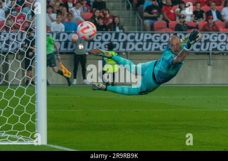 Toronto, ONTARIO, Kanada - 27. Juni 2023: Das kanadische Torhüterteam Mailand Borjan (#18() versucht, den Ball während des CONCACAF Gold Cup Spiels Be 2023 zu fangen Stockfoto