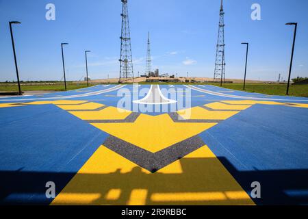 Pad 39B und ML-1. Teams mit Exploration Ground Systems im Kennedy Space Center der NASA in Florida arbeiten am 13. Juni 2023 vor den ersten kritischen Bodentests für Artemis II weiter an den Upgrades und Reparaturen des mobilen Trägersystems 1 und des Launch Pad 39B Neue Fahrbahnmarkierungen zeigen die Richtung des Notausstiegssystems am Ende des Startkomplexes 39B an. Das Team hat fast den Terminalbereich abgeschlossen, wo die Notausgänge mit den Astronauten und der Flugbesatzung nach ihrem sicheren Ausgang aus dem mobilen Starter eintreffen werden. Artemis II wird die erste Artemis-Mission sein Stockfoto