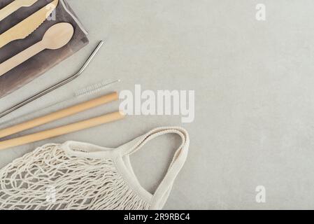 Null-Abfall-Kit. Set aus umweltfreundlichem Bambusbesteck, Baumwollbeutel aus Mesh, Bambus und Trinkhalmen aus Metall. Stockfoto