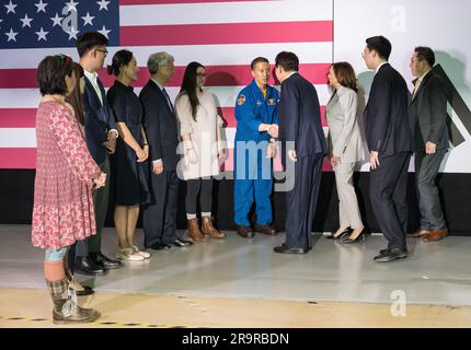 Vizepräsident Harris und Präsident Yoon bei der GSFC. Präsident Yoon Suk Yeol von der Republik Korea schüttelt sich die Hand mit dem NASA-Astronauten Jonny Kim, während er und Vizepräsident Kamala Harris bei einer Führung durch das Goddard Space Flight Center der NASA am Dienstag, den 25. April 2023 in Greenbelt mit koreanisch-amerikanischen Wissenschaftlern zusammentreffen; Md Stockfoto